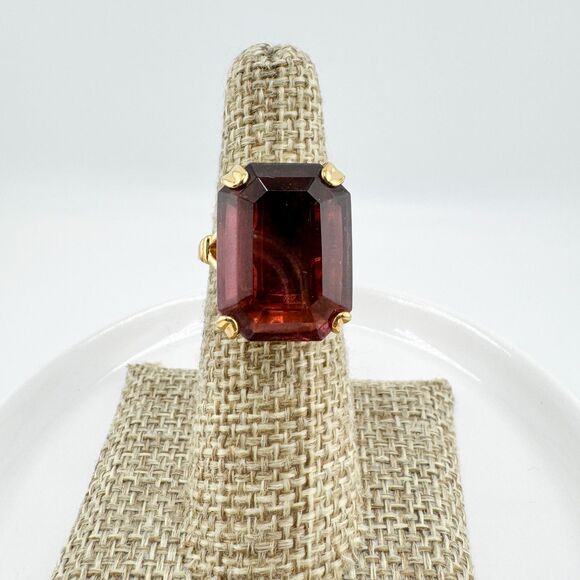 Signed Avon Emerald Cut Red Glass Cocktail Ring Gold Tone Vintage Statement - Picture 5 of 10